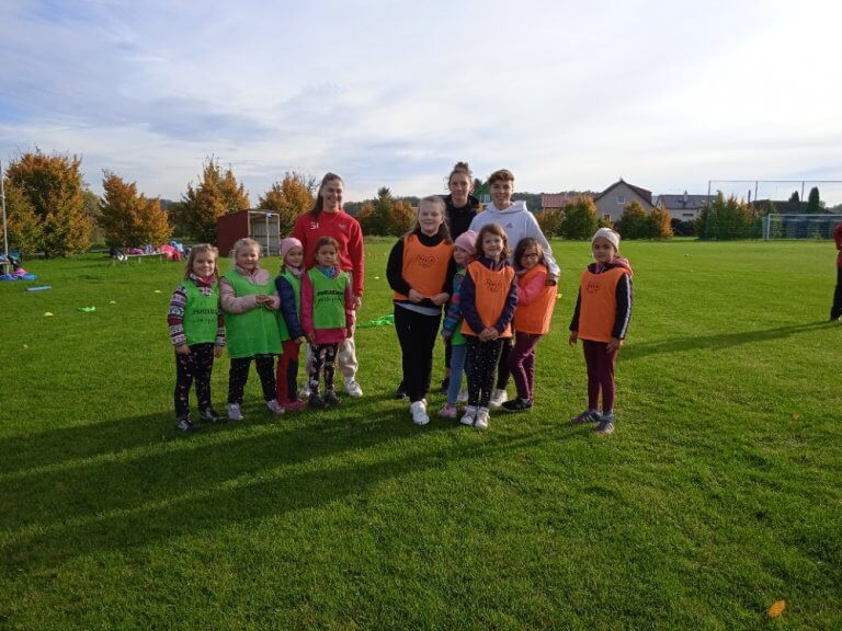 Malá děvčata si vyzkoušela fotbalový trénink