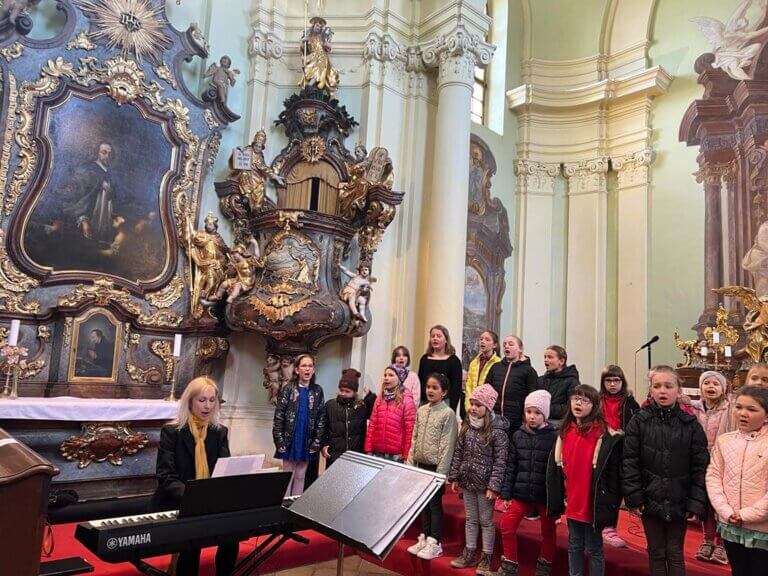 Děti ze školního pěveckého sboru zazpívaly v kostele sv. Prokopa
