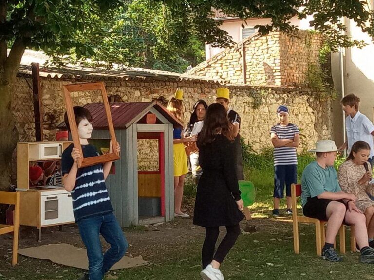 Páťáci zahráli dětem z MŠ pohádku O Sněhurce