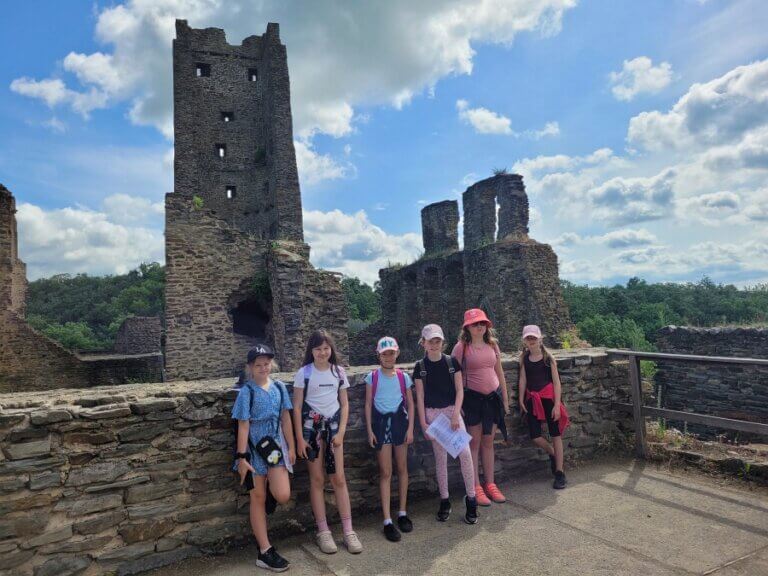 Na Okoř je cesta, jako žádná ze sta,…