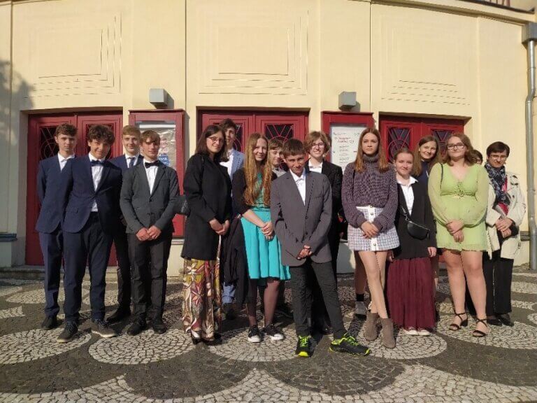 Na skle malované v kladenském divadle