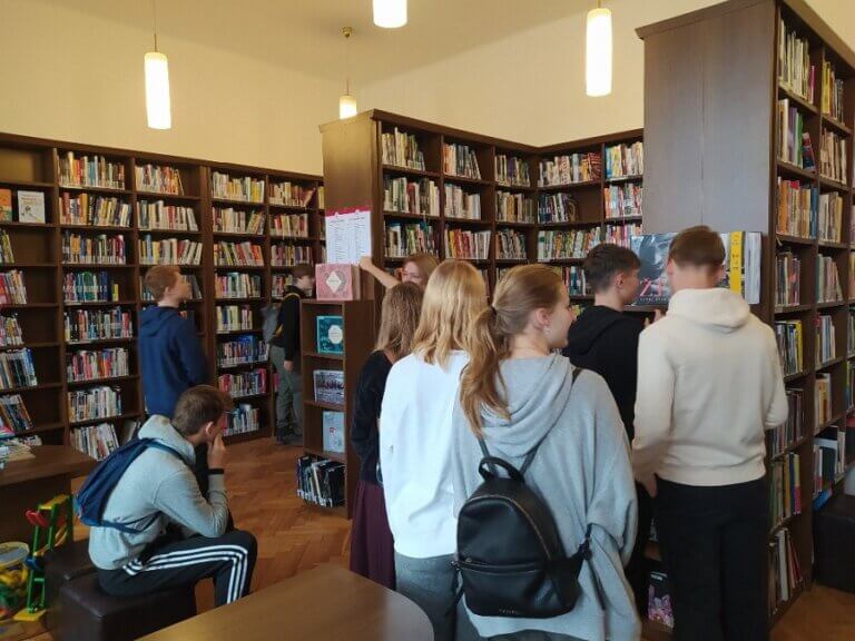 Deváťáci ve vědecké knihovně