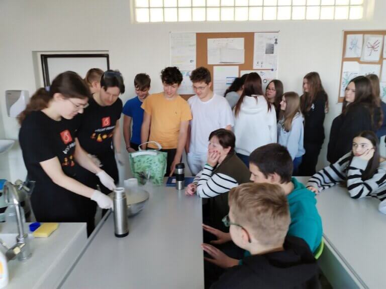 Hodiny moderní chemie – semafor, barevný oheň a zmrzlina