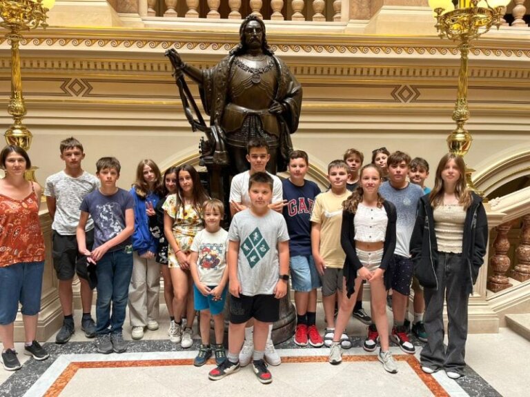 6.A na exkurzi v Národním muzeu, spaní ve škole a minigolf