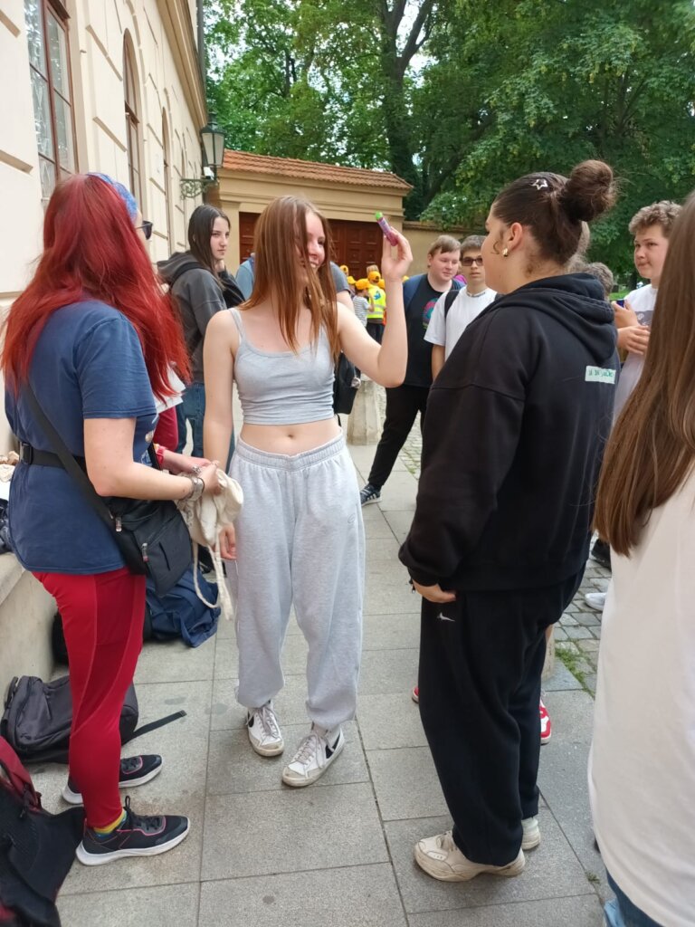 Vycházka 8. třídy do Prahy: Interaktivní dobrodružství v angličtině