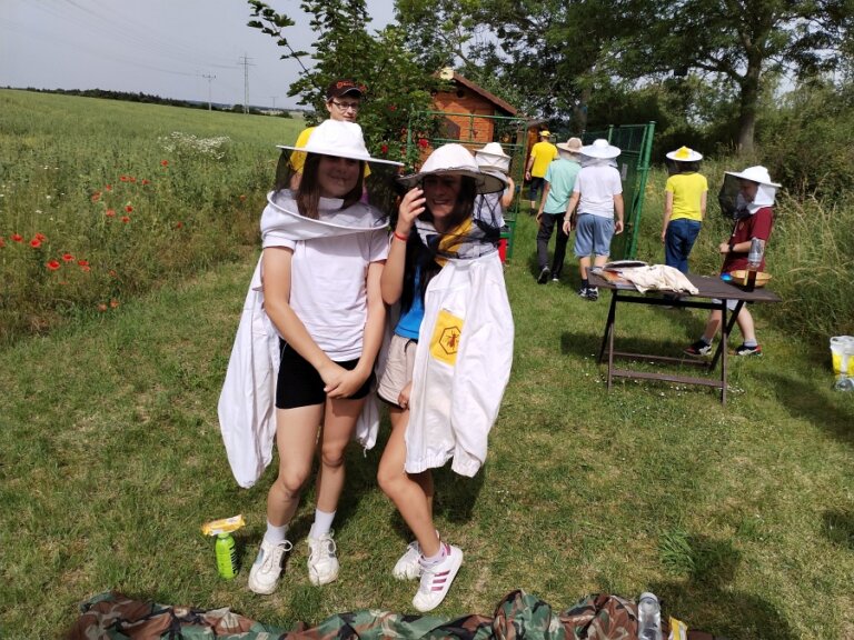 Šesťáci na prohlídce úlu