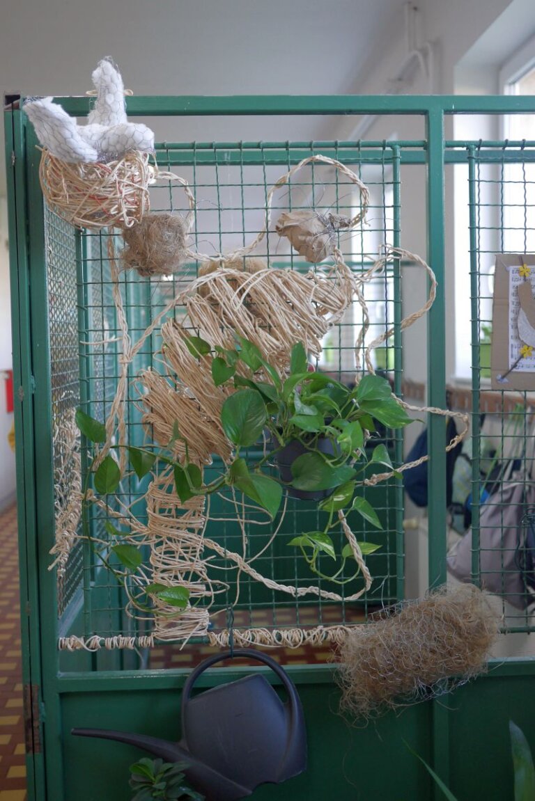 Spolupráce dětí s umělci a Společností pro kreativitu ve vzdělávání: Vytvoření školních časopisů