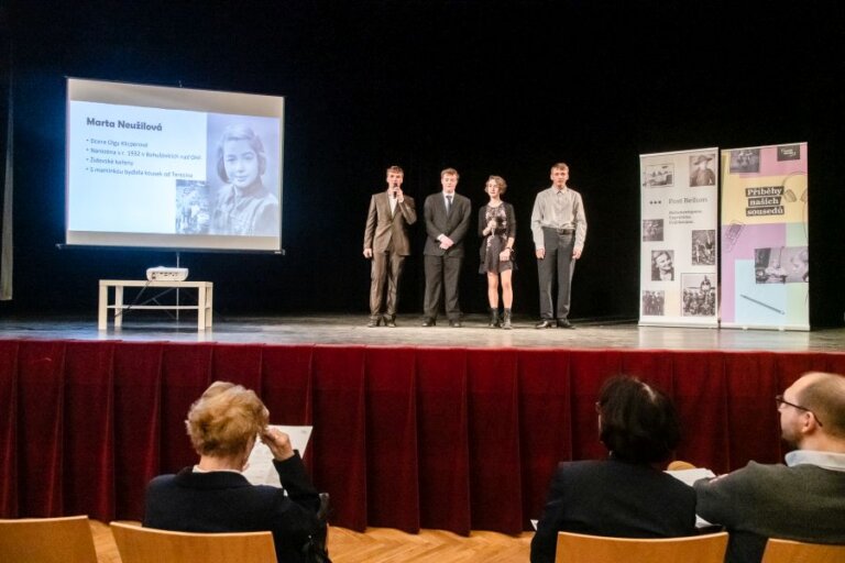 Tým z naší školy úspěšně prezentoval příběh Marty Neužilové