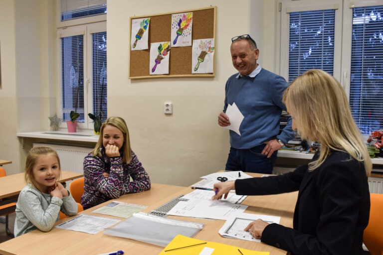 Budoucí prvňáčci u zápisu