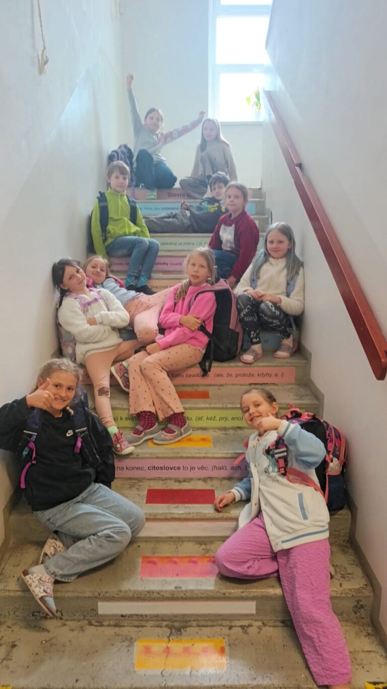 Nové polepy na schodech prvního stupně