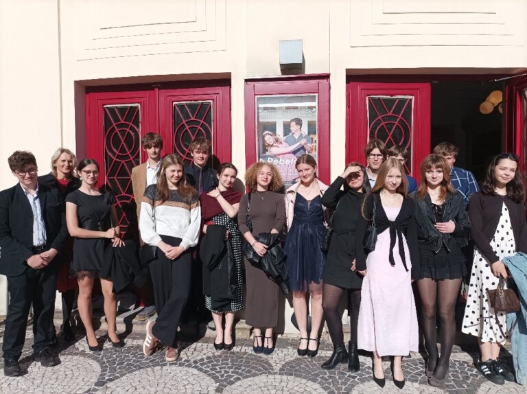 KMD: MUZIKÁL REBELOVÉ